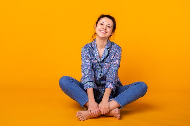 Foto retrato de una joven sonriente contra un fondo amarillo