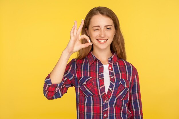 Foto retrato de una joven sonriente contra un fondo amarillo