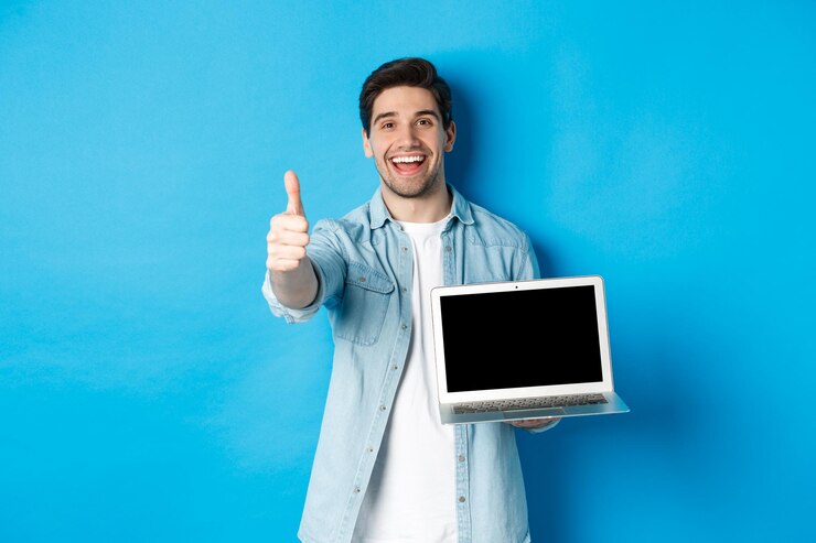 Foto retrato de un joven sonriente contra un fondo azul