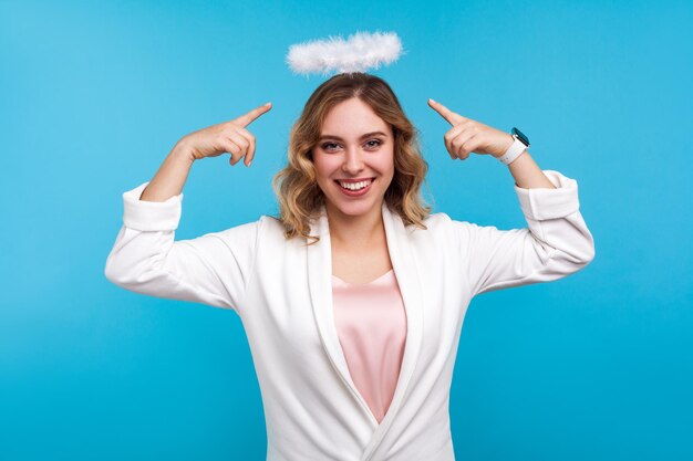 Foto retrato de una joven sonriente contra un fondo azul