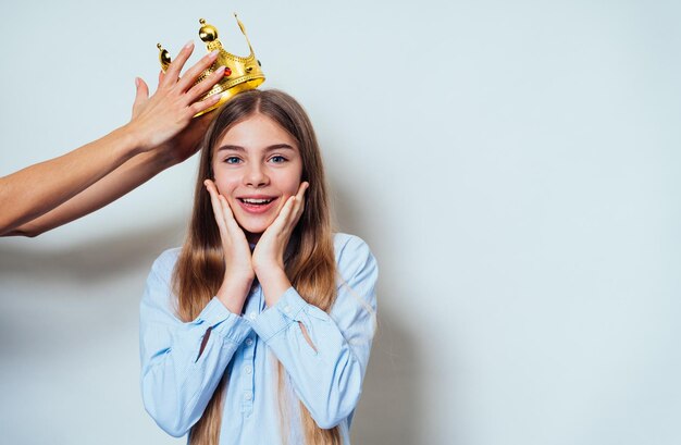 Foto retrato de una joven sonriente contra un fondo blanco