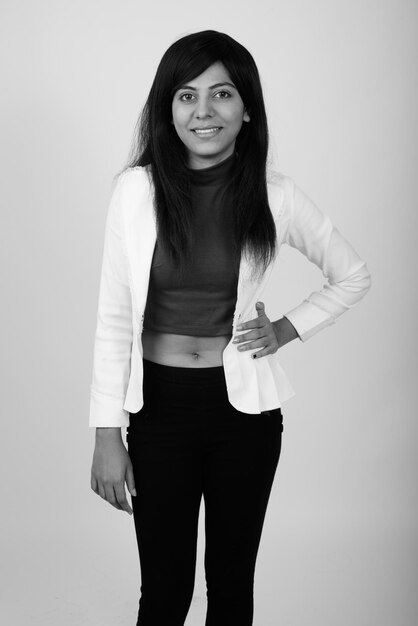 Foto retrato de una joven sonriente contra un fondo blanco