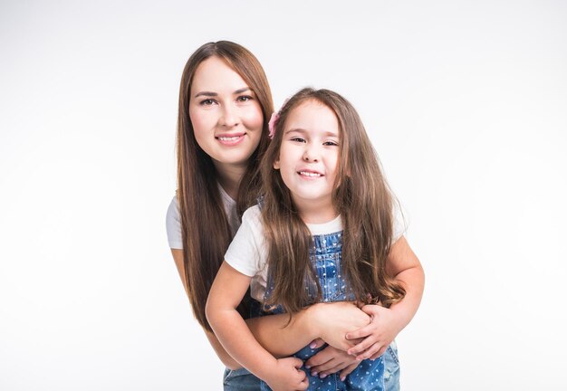 Foto retrato de una joven sonriente contra un fondo blanco