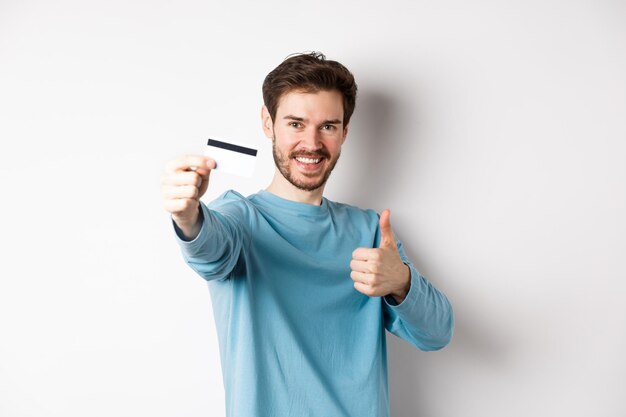 Foto retrato de un joven sonriente contra un fondo blanco