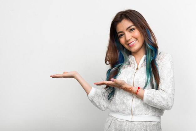 Foto retrato de una joven sonriente contra un fondo blanco