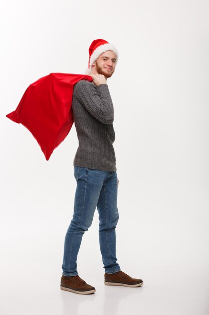 Foto retrato de una joven sonriente contra un fondo blanco