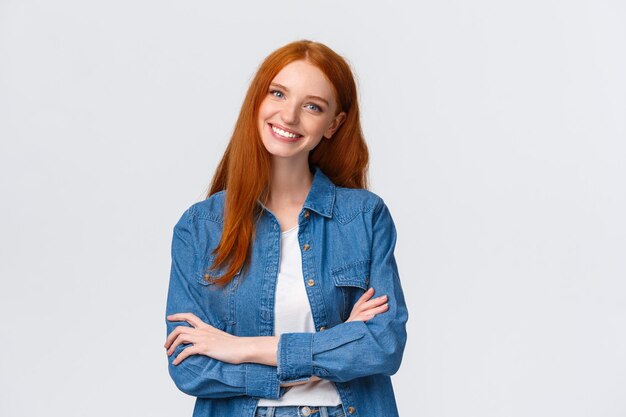 Retrato de una joven sonriente contra un fondo blanco