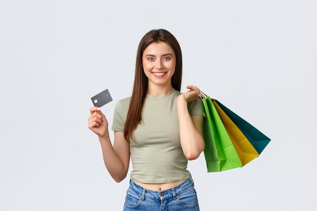 Foto retrato de una joven sonriente contra un fondo blanco