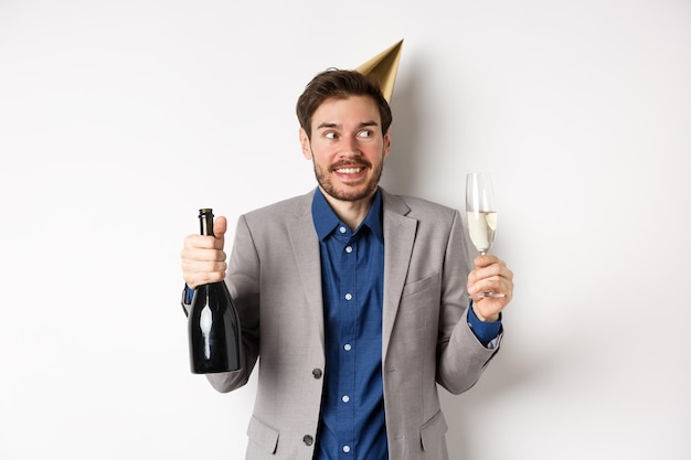 Foto retrato de un joven sonriente contra un fondo blanco