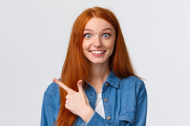 Foto retrato de una joven sonriente contra un fondo blanco