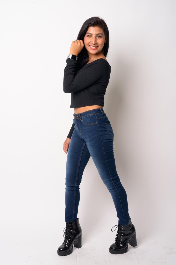 Foto retrato de una joven sonriente contra un fondo blanco