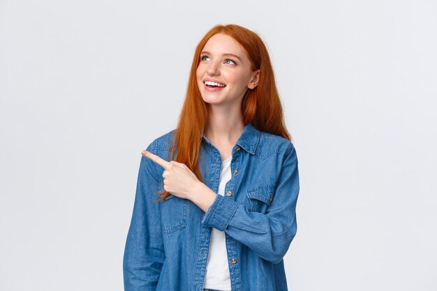 Retrato de una joven sonriente contra un fondo blanco