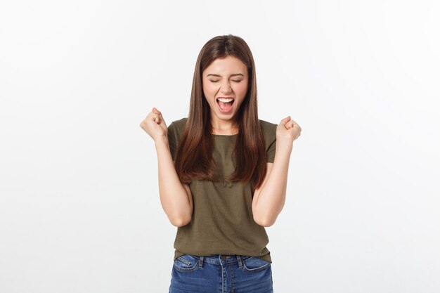 Foto retrato de una joven sonriente contra un fondo blanco