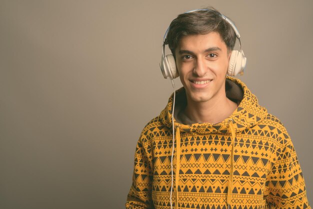 Retrato de una joven sonriente contra un fondo gris