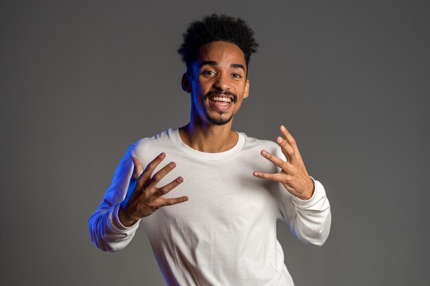 Retrato de un joven sonriente contra un fondo negro