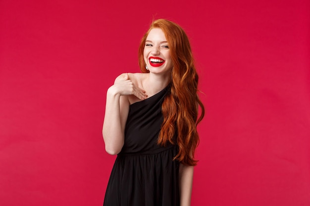 Foto retrato de una joven sonriente contra un fondo rojo