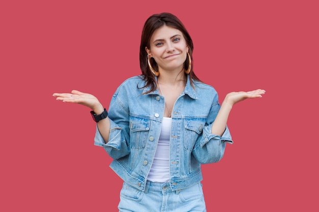 Foto retrato de una joven sonriente contra un fondo rojo