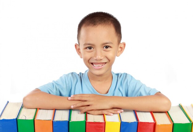 Foto retrato de joven sonriente encima de sus coloridos libros