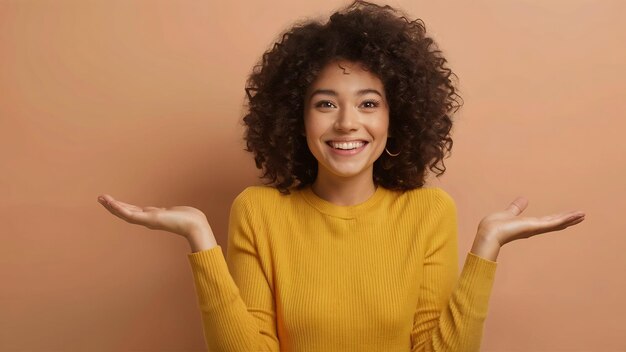 Foto retrato de una joven sonriente encogiéndose de hombros