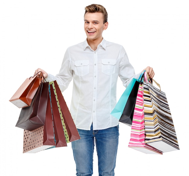 Retrato de joven sonriente feliz con bolsas de compras