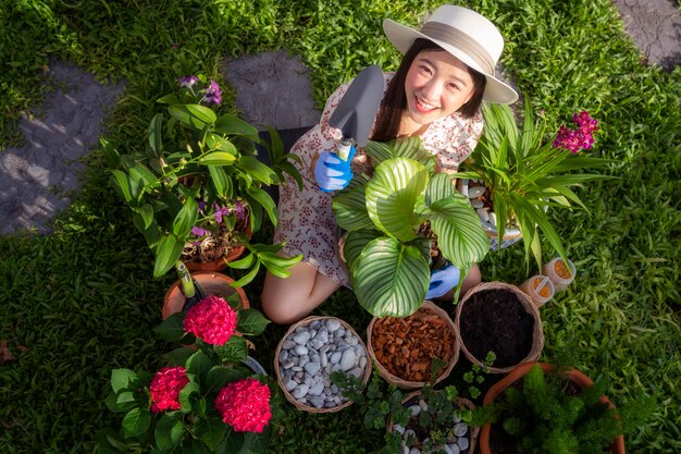 Retrato de una joven sonriente con flores al aire libre