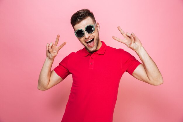 Retrato de un joven sonriente con gafas de sol