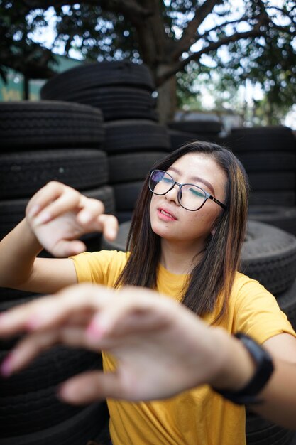 Foto retrato de una joven sonriente con gafas