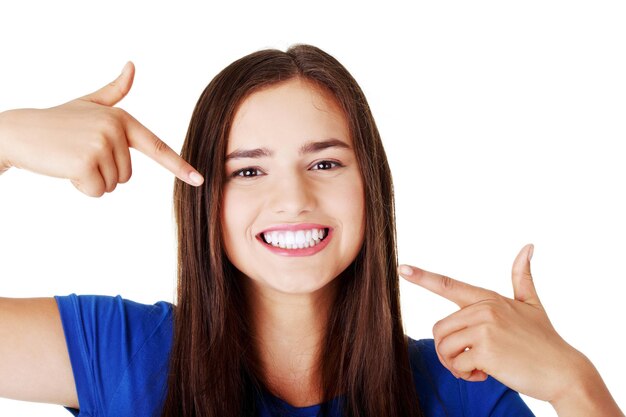 Foto retrato de una joven sonriente gestando contra un fondo blanco