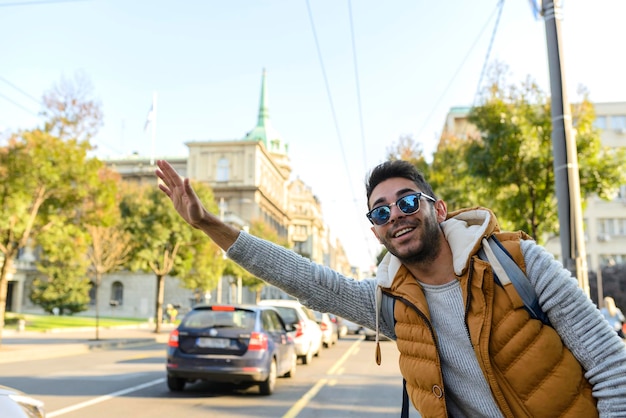 Retrato de un joven sonriente haciendo gestos