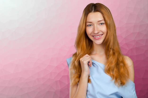 Retrato de joven sonriente hermosa mujer