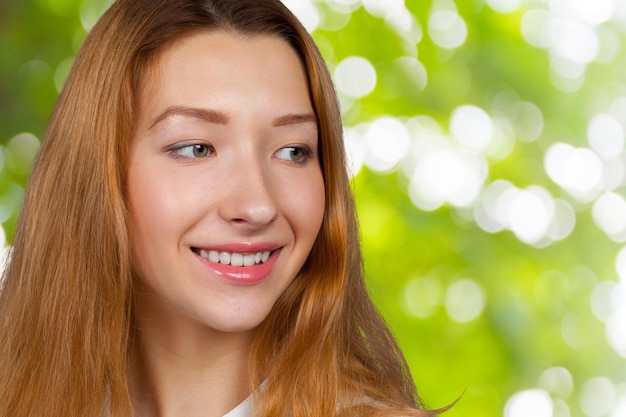 Retrato de joven sonriente hermosa mujer