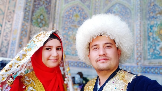 Foto retrato de una joven sonriente con hijab