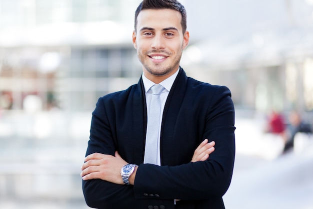 Retrato joven sonriente del hombre de negocios