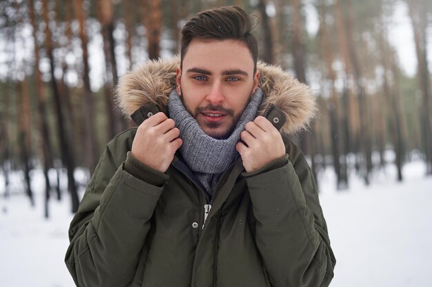 Retrato de una joven sonriente en invierno