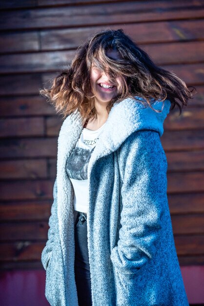 Foto retrato de una joven sonriente en invierno