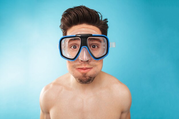 Retrato de un joven sonriente en máscara de baño