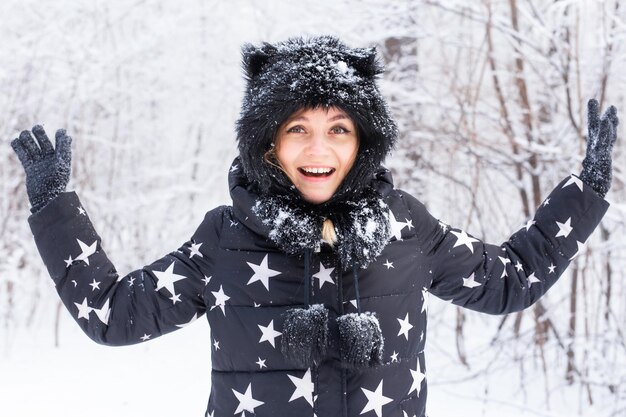 Foto retrato de una joven sonriente en la nieve