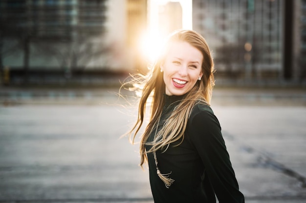 Retrato de una joven sonriente con el pelo largo