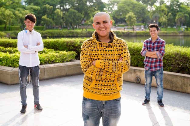 Foto retrato de un joven sonriente de pie al aire libre