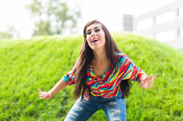 Foto retrato de una joven sonriente de pie en el campo