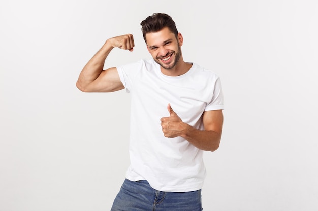 Retrato de un joven sonriente de pie contra un fondo blanco