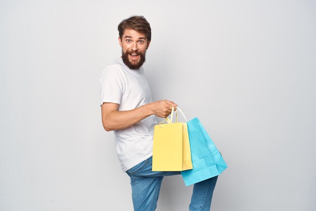 Foto retrato de un joven sonriente de pie contra un fondo blanco