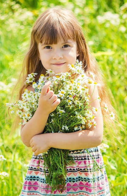 Retrato de una joven sonriente de pie junto a las plantas