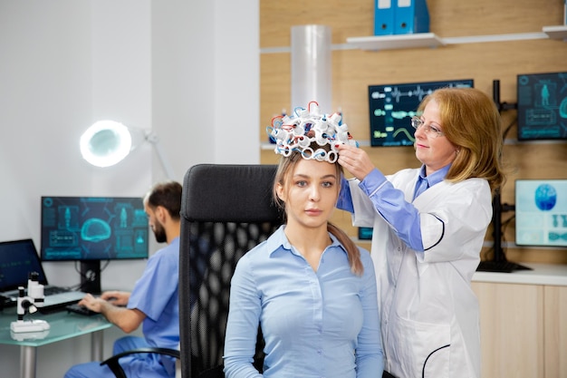 Foto retrato de una joven sonriente de pie en el laboratorio