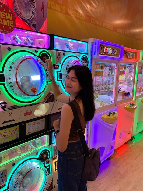 Foto retrato de una joven sonriente de pie en la tienda