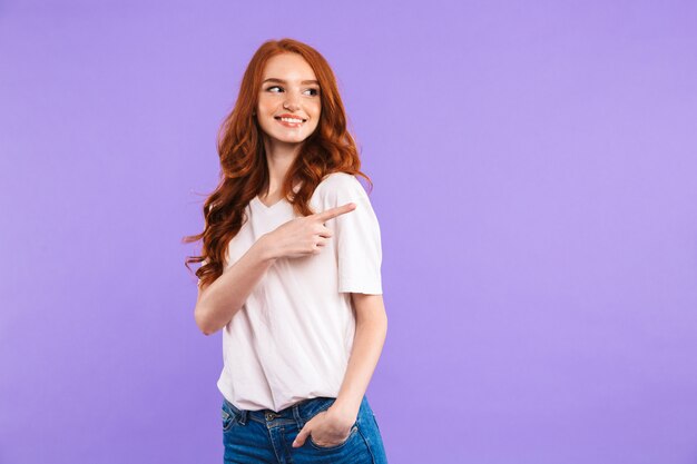 Retrato de una joven sonriente de pie