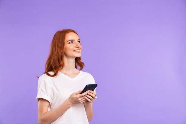 Retrato de una joven sonriente de pie