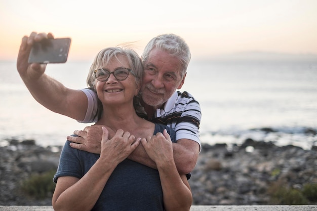 Foto retrato de una joven sonriente en la playa