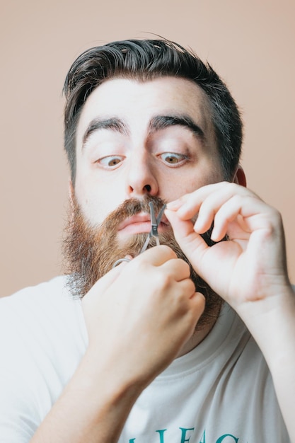 Retrato de una joven sonriente que mira hacia otro lado