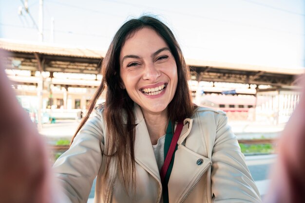 Foto retrato de una joven sonriente que mira hacia otro lado